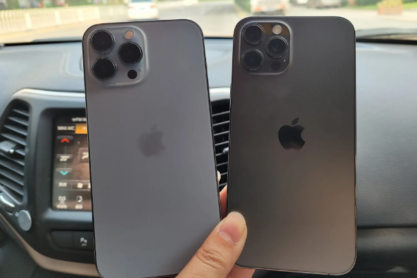一加7pro和我的iphone x，一加90HZ真的双，而且玩游戏不降频