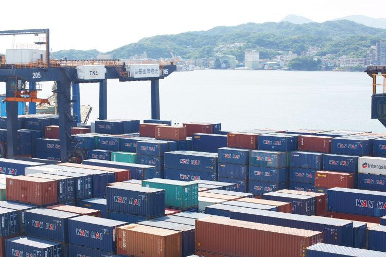 国内海关对台湾部分输往国内的货品报价起疑。李建梁摄