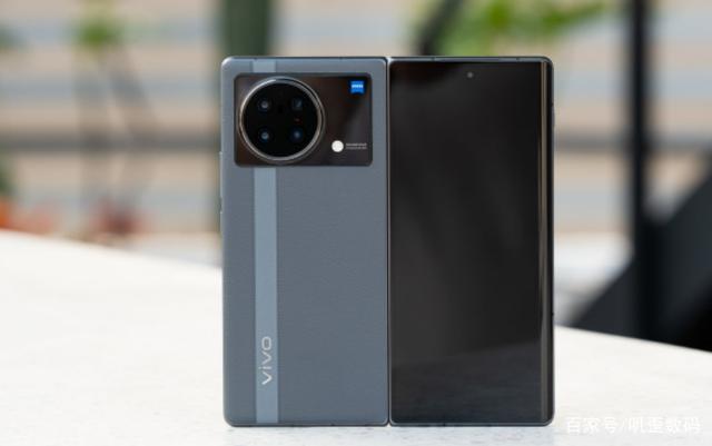 vivo X Fold全力出击，对标荣耀Magic V，你会选择谁？