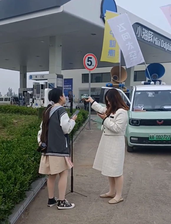 手工耿加油机器人火了 加油站成网红打卡地 五菱MINI也凑热闹