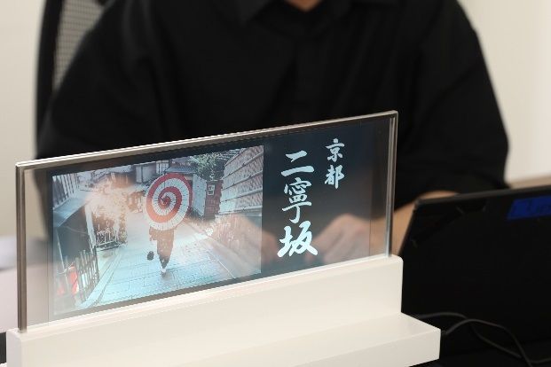 除寻求VR或透明液晶显示器等利基市场外，JDI还公开适用于OLED的新技术，目标2025年营收超过2亿美元。图为JDI现有透明液晶显示器。JDI