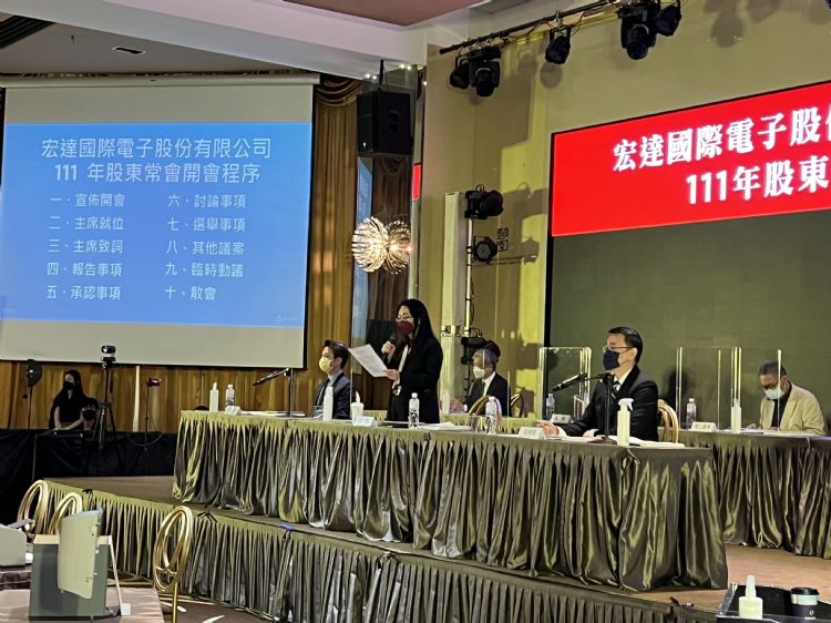 宏达电于17日举行股东大会。董事长王雪红表示,宏达电在元宇宙、AR/VR与手机等领域布局没有停滞。宏达电