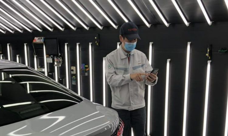 讯连FaceMe人脸识别部署于移动设备后，丰田车厂的检查员将可于配戴帽子、护目镜、口罩的情况下刷脸完成身份验证。讯连