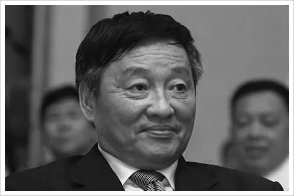 他缔造了中芯国际，杀出中国芯片突围的血路，却被迫出局成了路人