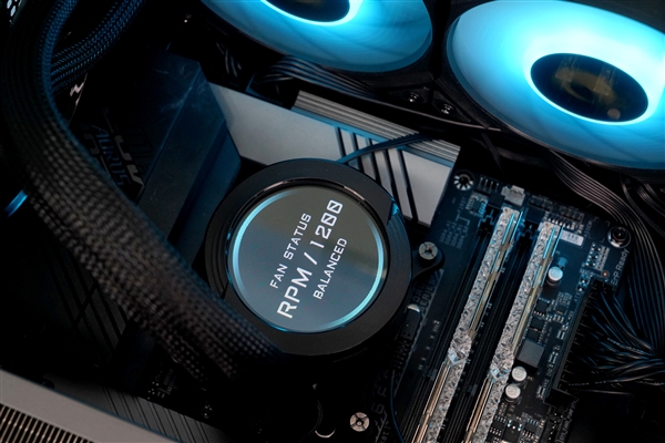 全彩显示屏加持！技嘉水雕PRO 360水冷开箱图赏