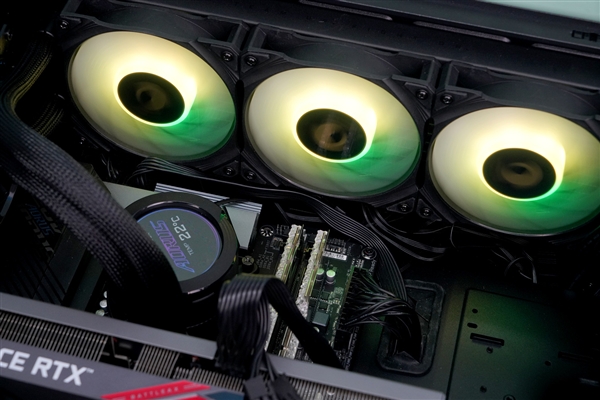 全彩显示屏加持！技嘉水雕PRO 360水冷开箱图赏