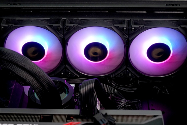 全彩显示屏加持！技嘉水雕PRO 360水冷开箱图赏