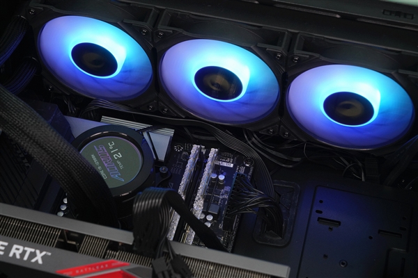 全彩显示屏加持！技嘉水雕PRO 360水冷开箱图赏