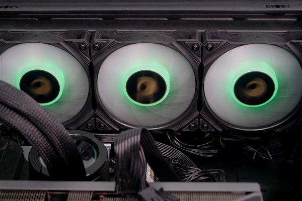 全彩显示屏加持！技嘉水雕PRO 360水冷开箱图赏