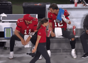 NFL常规赛海盗主场遭零封 汤姆布雷迪现场发飙：将一台Surface摔成稀碎