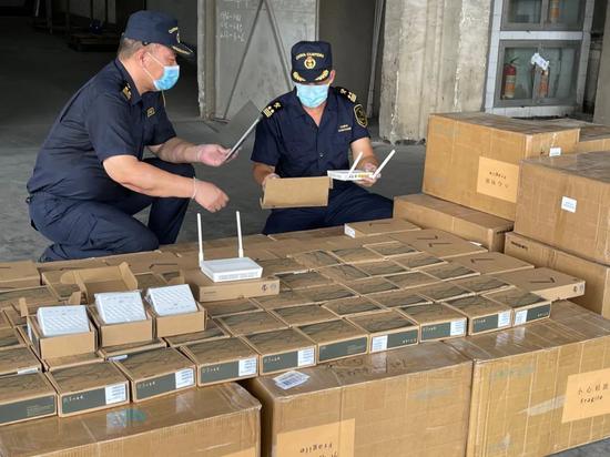 海珠海关查获700个假冒“华为”“中兴”光通信元件
