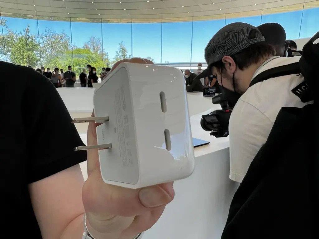 WWDC22苹果发布MacBook Air 2022,M2处理器,35W双口充电器-充电头网