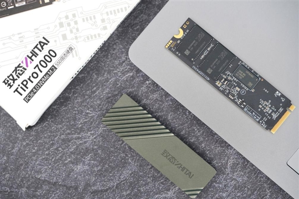 狂飙7400MB/s 长江存储致态TiPro7000图赏