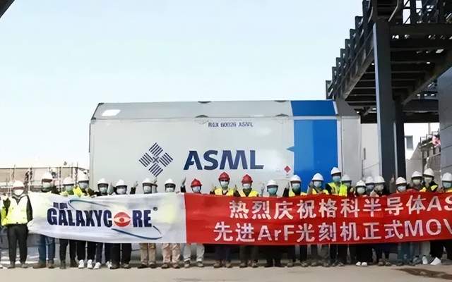ASML终于认清现实，加速向中国芯片出货光刻机