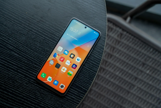 接近零差评，5000mAh+12GB+256GB，顶配跌至1999元