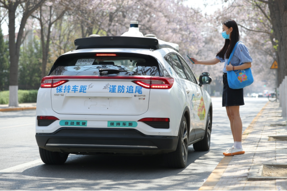 百度宣布获中国首批自动驾驶主驾无人许可