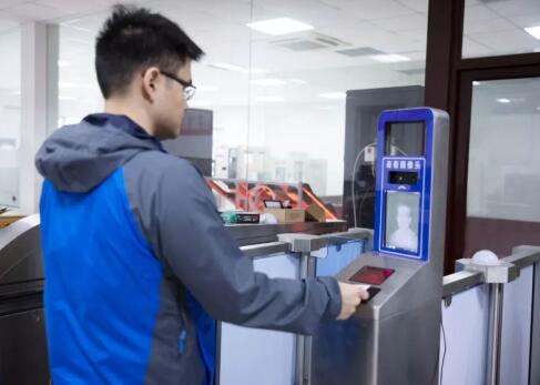 光鉴科技自主研发的3D人脸识别成功嵌入票证闸机系统