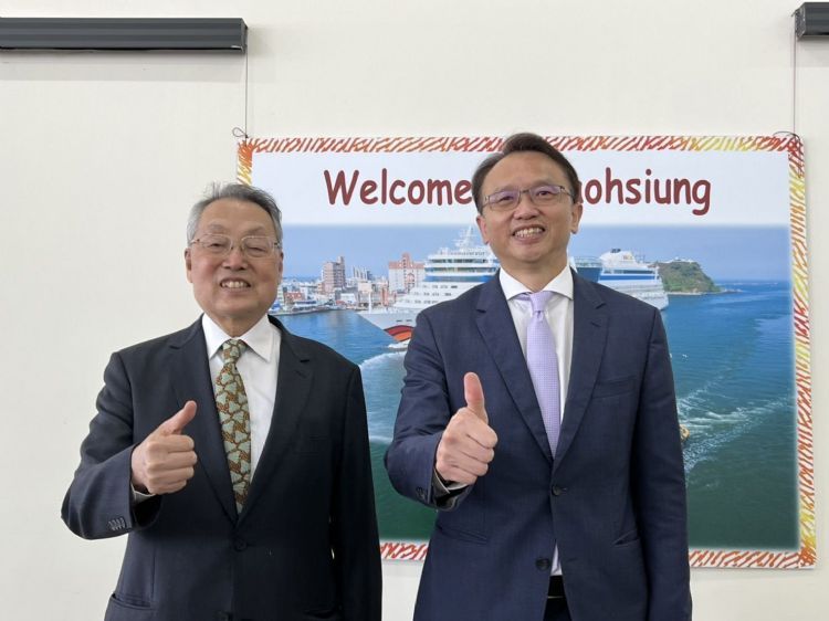 宏碁创始人施振荣(左)、宏碁董事长暨CEO陈俊圣指出,时局多变,需强化企业韧性与永续。李立达
