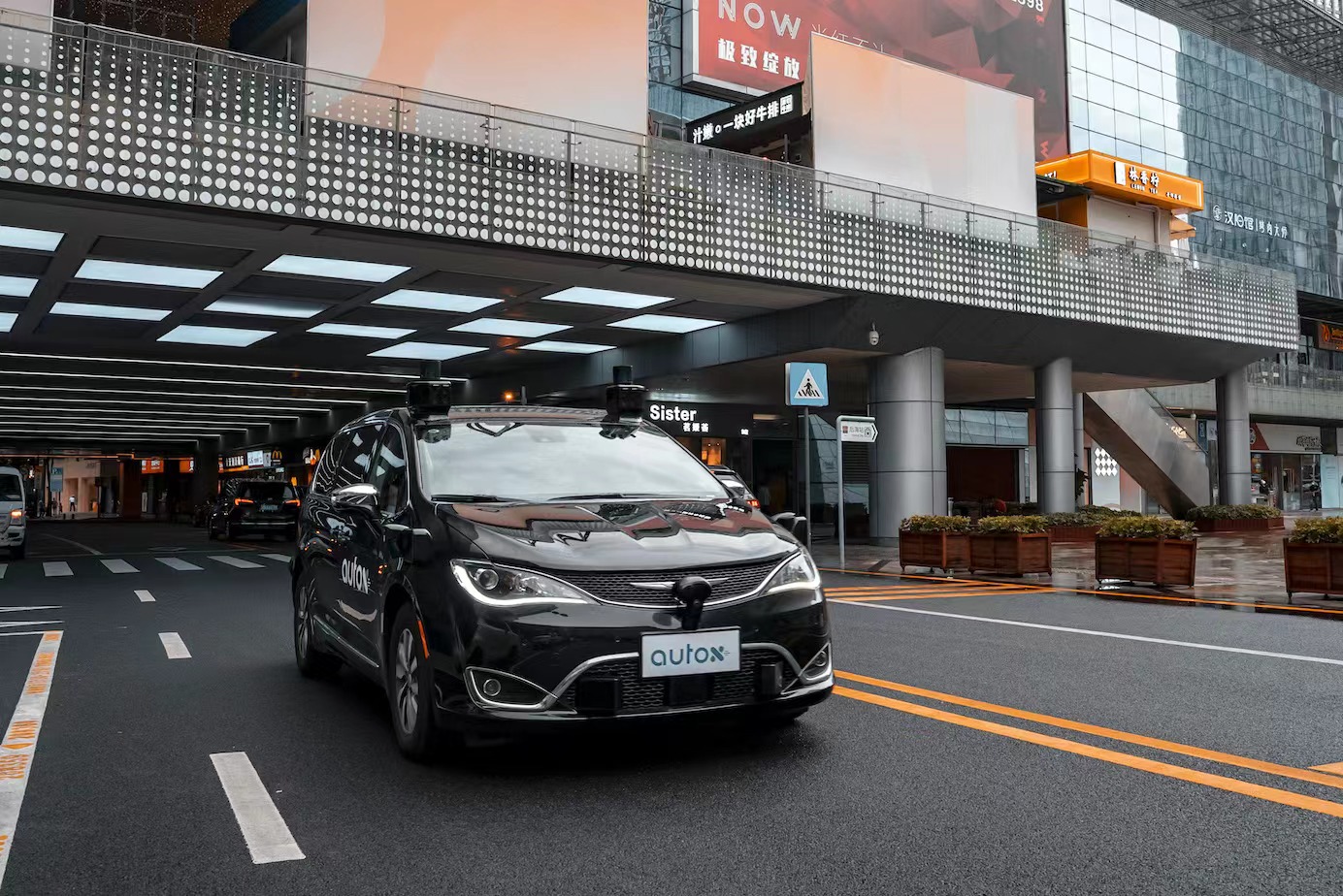 AutoX发布中国首个大型RoboTaxi运营中心网络,覆盖北上广深十大基地