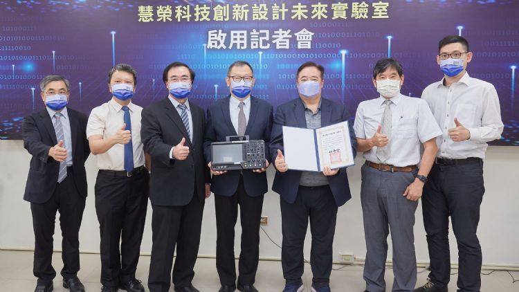 深感台湾IC设计人才需要企业投资培养，慧荣长期与阳明交大进行产学合作，让台湾人才提早与全球产业接轨，在未来进入职场能发挥所长。李建梁摄