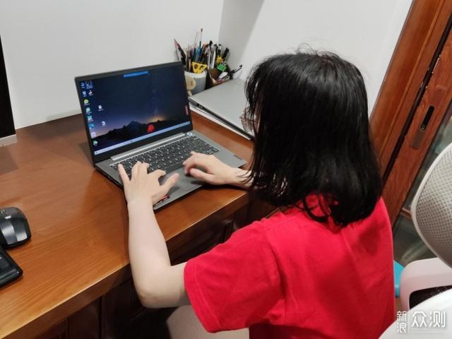 给萌妹子的笔记本加个固态硬盘：铠侠RC20简测