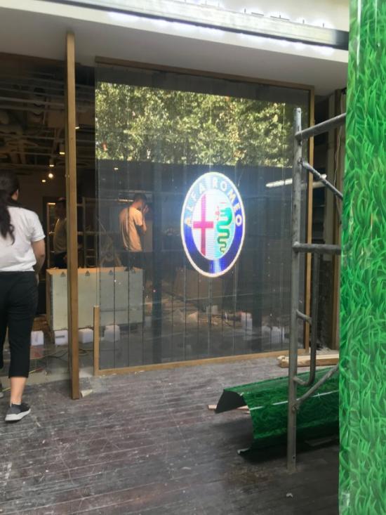 装了led通透全息屏的效果