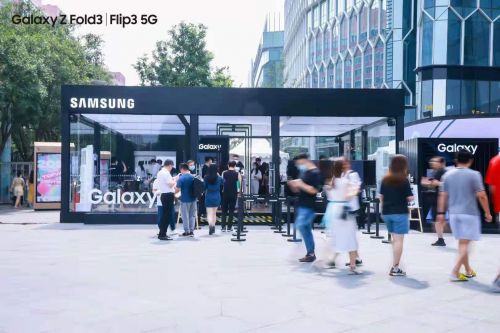 三星全新折叠屏手机快闪店开幕 第一时间上手体验折叠屏新品