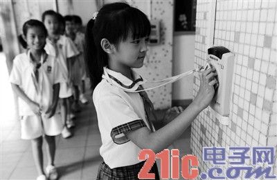 争议“校讯通” 半夜扰人花钱被自愿[图]