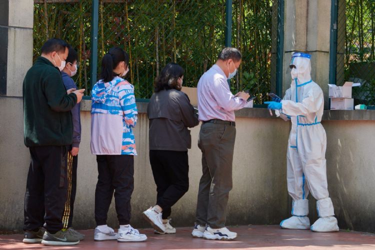 上海市设立重点保证运转企业名单，其中资源优先保障666家重点企业复工，主要包括半导体、汽车制造、生物医药等。法新社