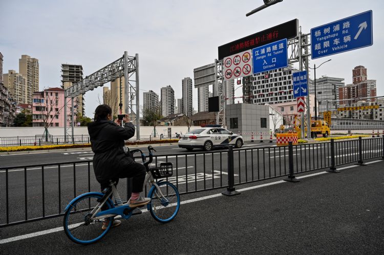 上海实施两阶段封控，供应链再添混乱。法新社