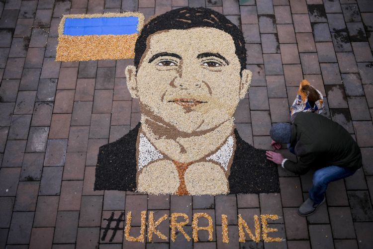 艺术家在街头创作乌克兰总统Volodymyr Zelensky的画像。法新社