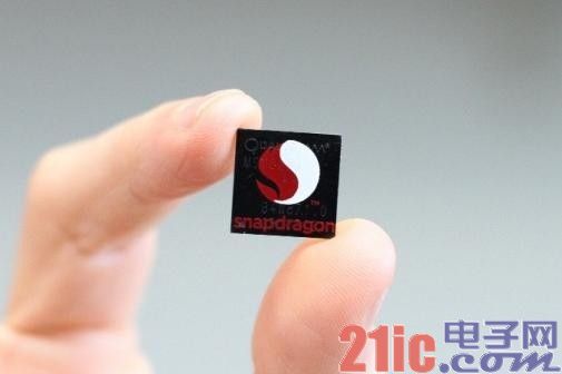 高通CEO和他25米高的WP8手机