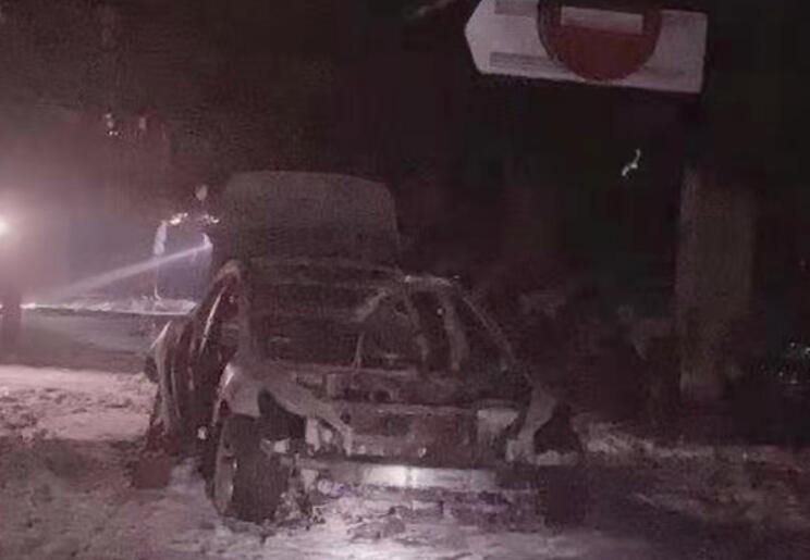 上海一特斯拉Model 3车库爆炸起火 整车烧成骨架