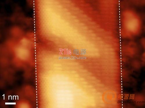 图2沉积于锗基板的窄纳米带特写(虚线用于显示纳米带边缘)