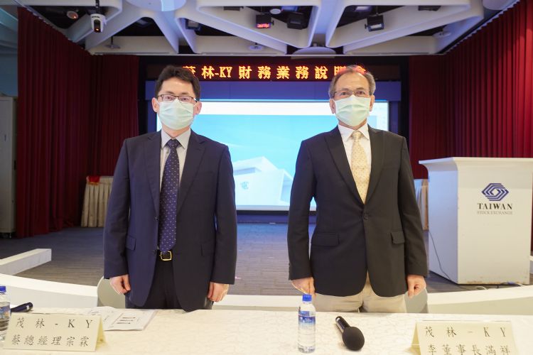 茂林董事长李满祥(右)、总经理蔡宗霖(左)时时关切上海解封情况。李建梁摄