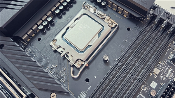 Intel i9-12900KS超频破7.5GHz！只开2个核心