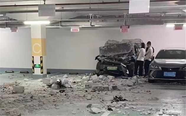 广东一蔚来汽车疑似失控 将地下车库墙撞穿