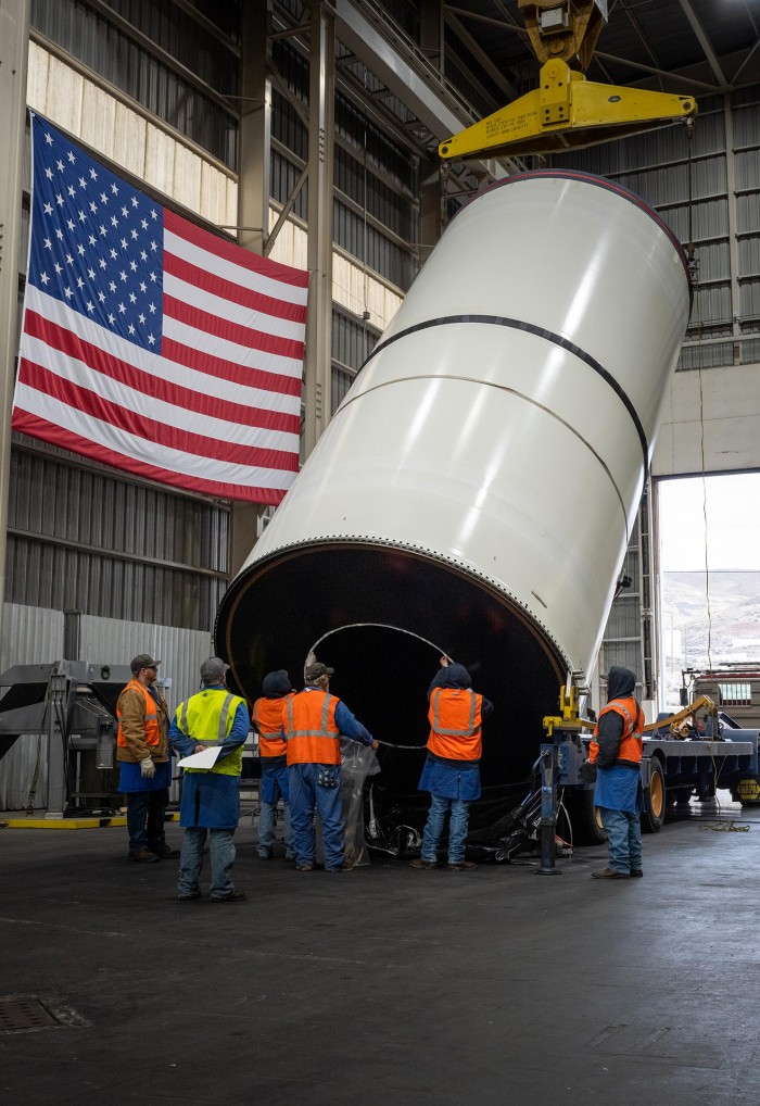 NASA授予格鲁曼公司建造未来SLS巨型月球火箭助推器的合同