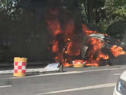 南京一网约车起火一死一伤，系乘客带锂电池组爆炸所致
