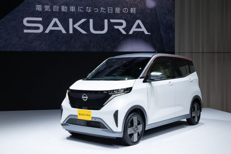 图为价格压低到1.4万美元以下的轻型纯电车Sakura。日产汽车