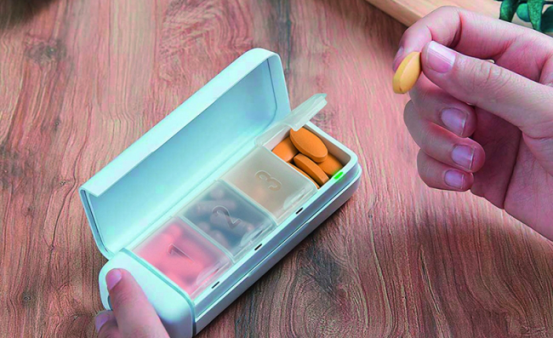 低功耗蓝牙连接药物分配器／管理器提醒用户按时服用正确药物