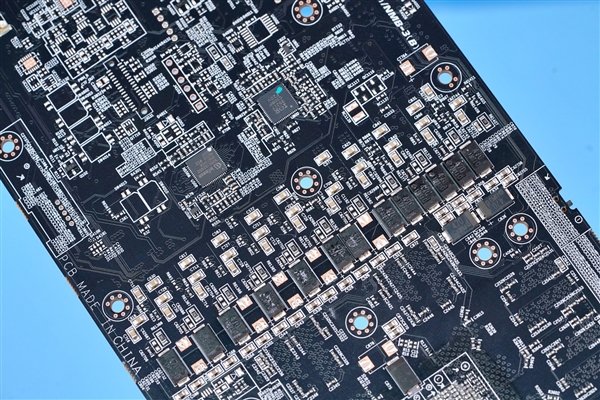 A卡性能巅峰！技嘉RX 6950 XT GAMING OC 16G显卡图赏