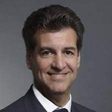 Alex Capri是新加坡Hinrich基金会研究员、新加坡国立大学李光耀公共政策学院和商学院的讲师，《科技民族主义：它如何重塑贸易、地缘政治和社会》作者，该书预定於2022年由Wiley出版。2007~2012年，Alex曾担任KPMG国际贸易和海关业务在亚太地区的合夥人和区域负责人，常驻香港。Alex在全球价值链、商业和国际贸易方面拥有超过20年的经验。既是学者又是专业顾问。他为政府和企业提供涉及贸易和全球价值链方面的谘询。重点领域包括可追溯供应链的IT解决方案、制裁、出口管制、自贸协定和贸易优化。Alex曾担任世界经济论坛的评论人和研讨会负责人。他为《富比士亚洲》(Forbes Aisa)、《日经亚洲》和其他出版物撰写专栏，并经常担任全球电视和广播网络的嘉宾。Capri拥有伦敦政经学院的国际政治经济学硕士学位和南加州大学的国际关系学士学位。