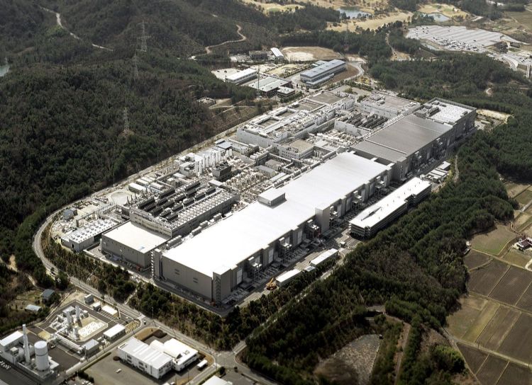 美光日本广岛晶圆厂，也是新时代DRAM量产重镇，与台湾、新加坡以及美国本土四大地区产出逾600万片存储器产能。美光