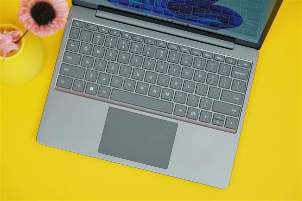 1.13kg轻巧无比!微软Surfae Laptop Go 2开箱图赏