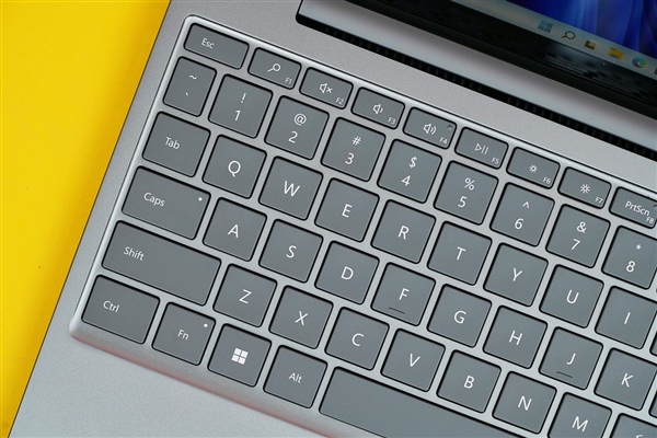 1.13kg轻巧无比!微软Surfae Laptop Go 2开箱图赏