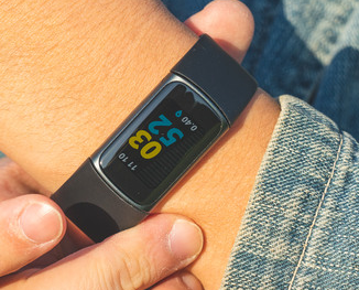 Fitbit Charge 5运动手环穿戴分享｜AMOLED全彩荧幕的有感优化！