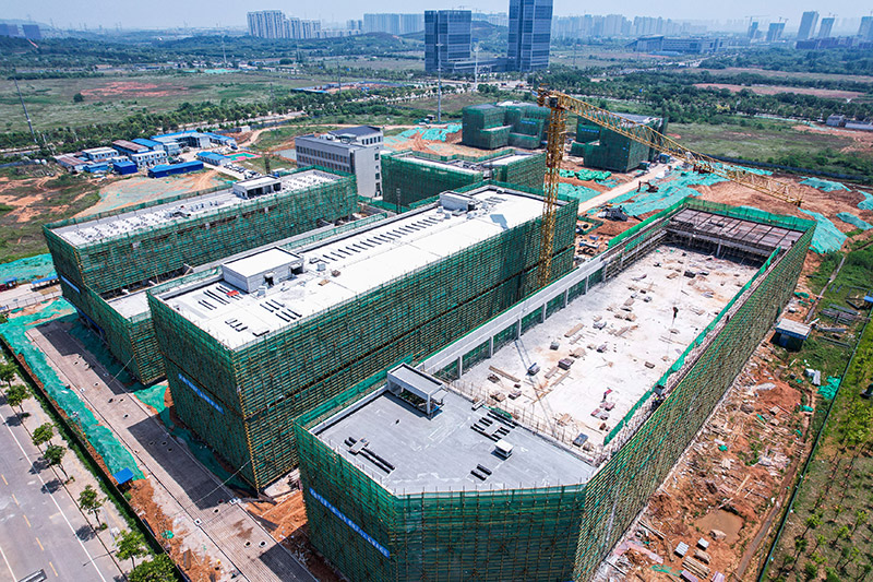 武汉通信与电子信息技术研发基地（一期）项目封顶