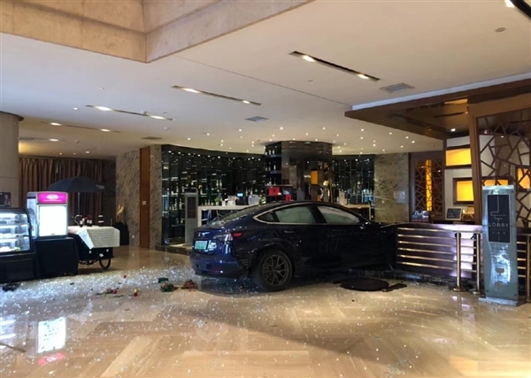 特斯拉失控“飞”进酒店大堂，控制系统失灵究竟是何原因？