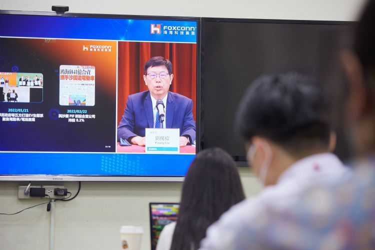 每日椽真：英特尔CEO突访三星的如意算盘？ | 为何刘扬伟感叹MIH不容易？